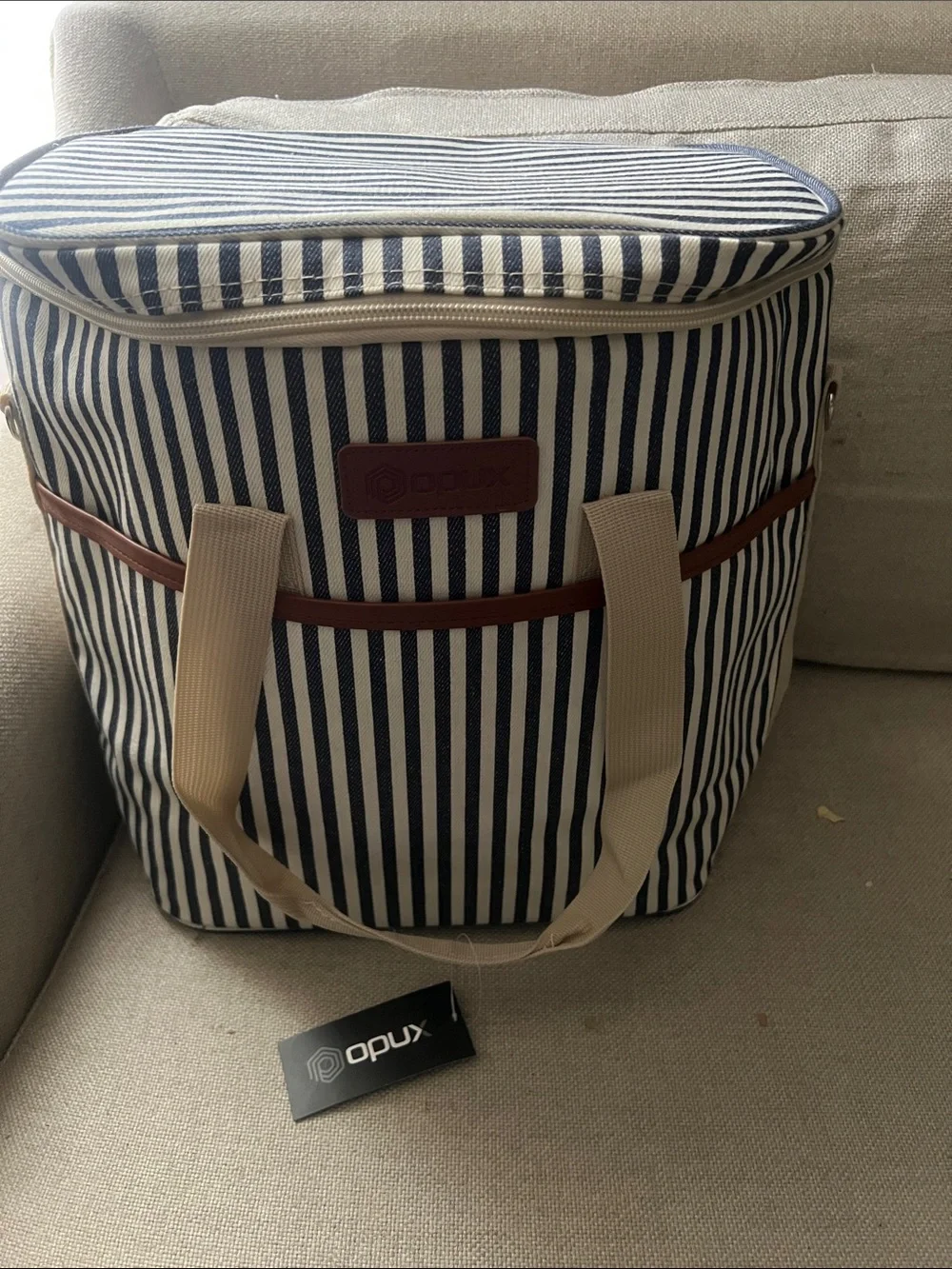 Opux insulated crossbody